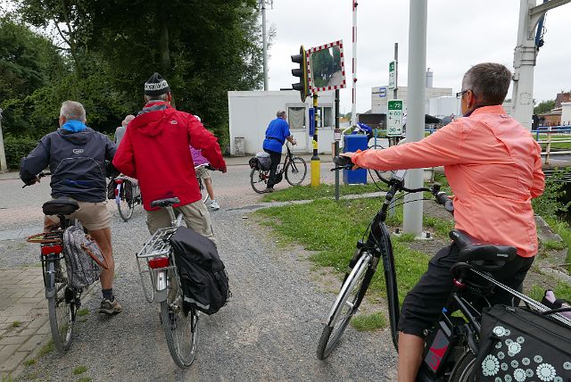 001-kanaal Dessel-Schoten-2-vertrek-dag-1.jpg - Goedgemutst vertrekken we de eerste dag vanuit Turnhout langs het kanaal Dessel-Schoten richting Wortel-Merksplas.